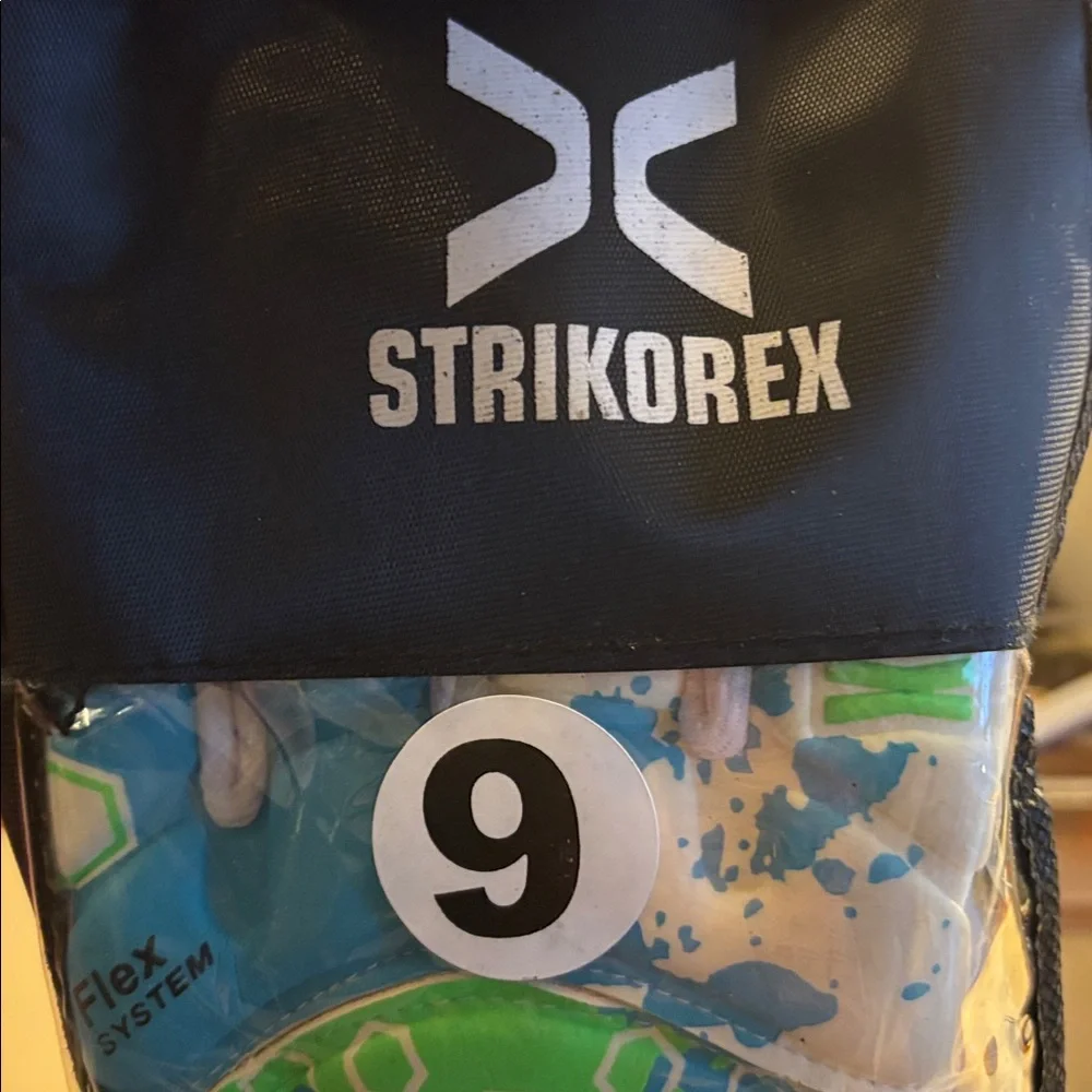 Strikorex Goalkeeper Gloves in Black with White Graphics - Picture 4 of 5